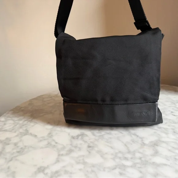 Men's TUMI Black Crossbody Laptop Messenger Bag Leather and Nylon Magnetic Close - Picture 1 of 9